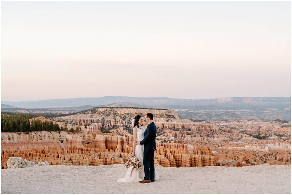 Bryce Canyon Elopement photoshoot overlooking the Utah scenery 