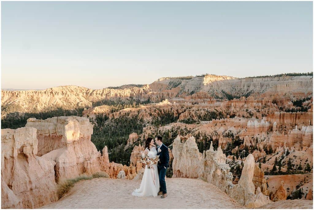 Bryce Canyon Elopement photoshoot overlooking the Utah scenery 