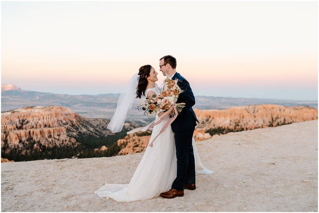 Bryce Canyon Elopement photoshoot overlooking the Utah scenery 